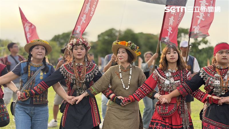 周春米被現場氣氛渲染，也張開雙手擁抱人群，大跳千人圍舞。（圖／記者簡榮良攝影）