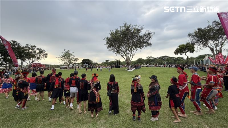 周春米被現場氣氛渲染，也張開雙手擁抱人群，大跳千人圍舞。（圖／記者簡榮良攝影）