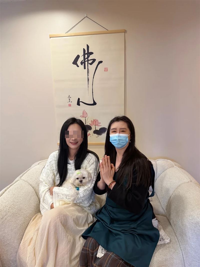 王祖賢（右）近年潛心修佛，與粉絲在艾灸館開心聊天。（圖／翻攝小紅書）