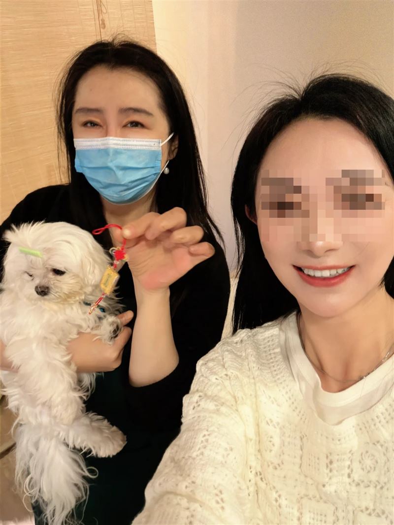 王祖賢（左）抱著愛犬送護身符給粉絲。（圖／翻攝小紅書）