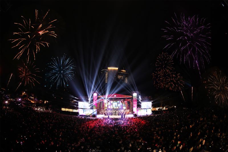 「2025台灣大哥大日月潭花火音樂會」首度於舞台左右兩側施放180度環繞、長達450秒的花火，閃耀日月潭湖畔