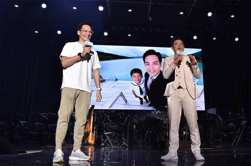 台灣大總經理林之晨開場致詞，並首度於音樂會中透過台灣大哥大開發的AI技術，與6歲的自己同框