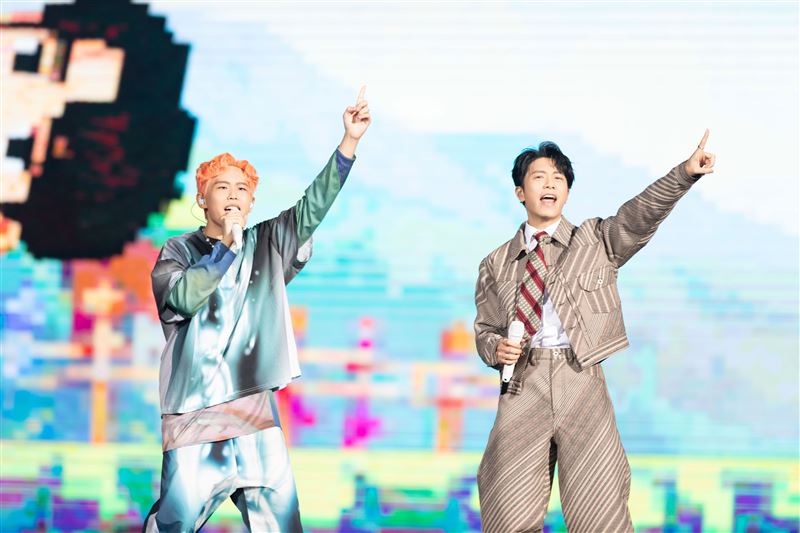 理想混蛋與韋禮安獻唱〈因為愛〉、〈女孩〉。（圖／何樂音樂提供）