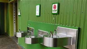 上海迪士尼傳出有遊客在直飲台幫小孩沖洗屁股。（圖／攝微博）