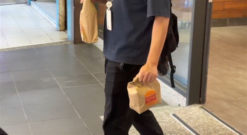 有民眾購買漢堡帶進影城遭拒。（圖／翻攝畫面）