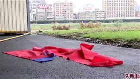 國慶他們不開心?! 口罩少年幫割國旗