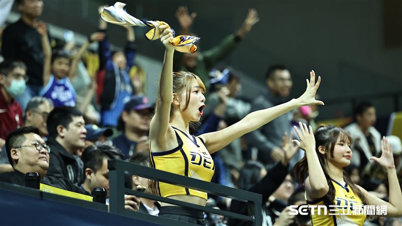 PS女孩日籍成員桃子干擾對手罰球。（圖／記者劉彥池攝影）