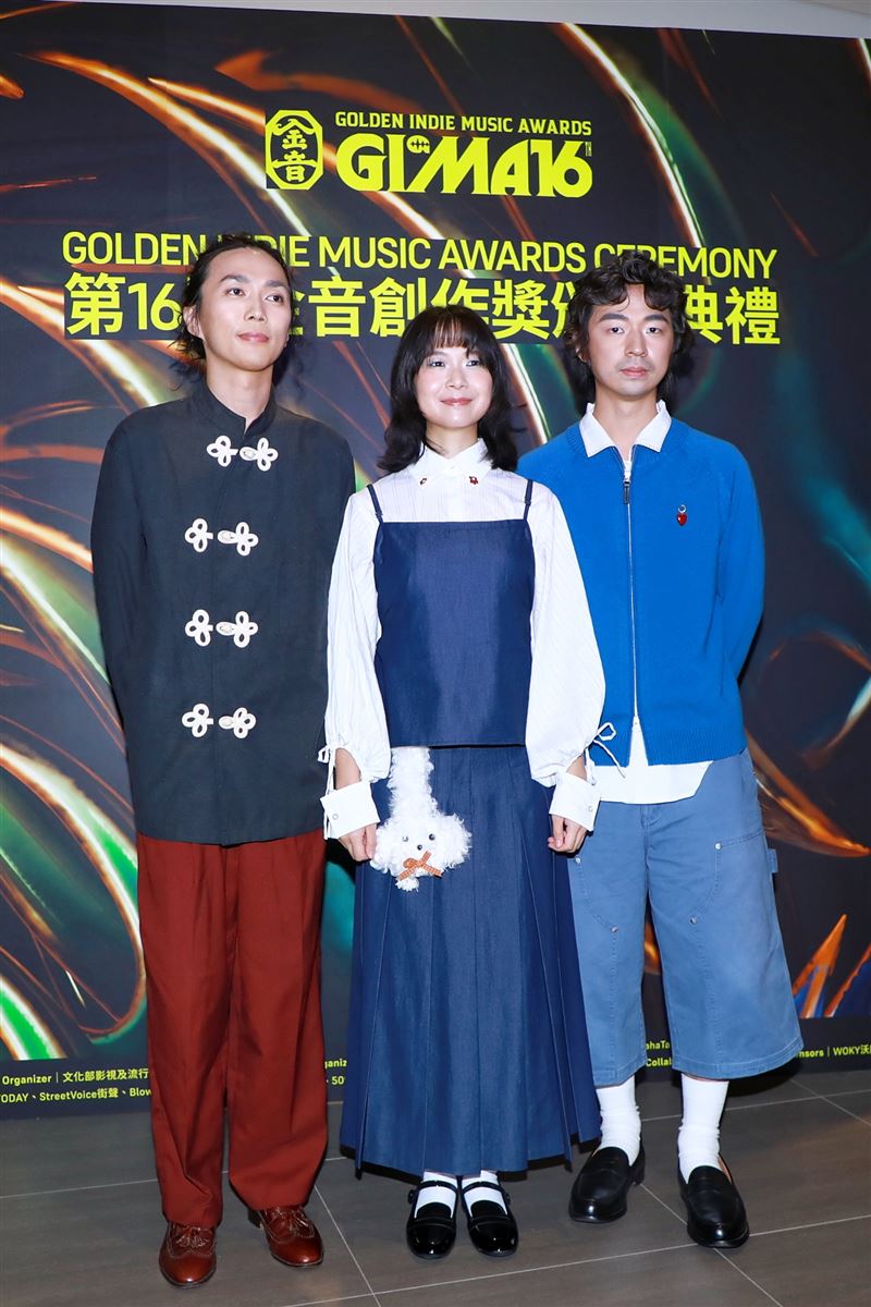 百合花奕碩（左）扮女裝，向1950年代政治犯蔡志愿致敬。（圖／讀者提供）