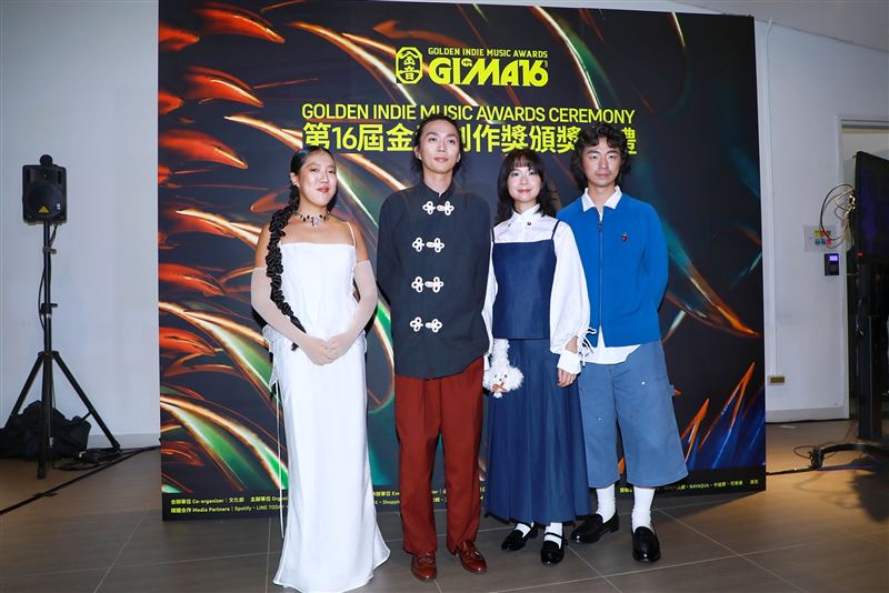 李竺芯（右）攜手百合花頒獎及演出。（圖／讀者提供）