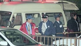 1999年11月日本主婦高羽奈美子遇害，調查人員在案發現場周邊搜查。（共同社）