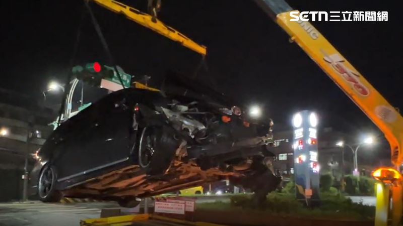 對向直行33歲張姓男駕駛的黑色轎車遭撞爛。（圖／翻攝畫面）