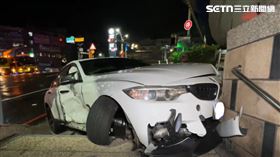 BMW,新北市,事故,駕駛,機車,紅燈,轎車,騎士,白色,車輛,石牆,肇事,女騎士,女駕駛（圖／翻攝畫面）