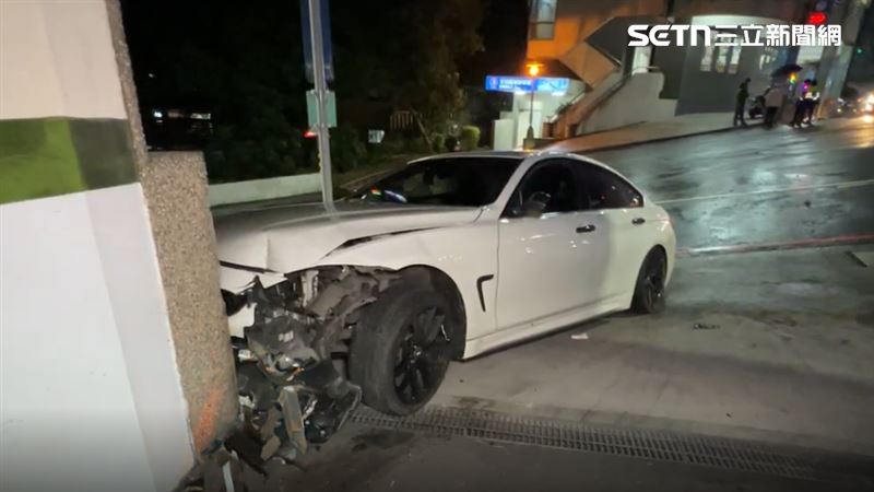 23歲黃姓女子駕駛白色BMW轎車，要左轉時肇事，又失控撞車。（圖／翻攝畫面）