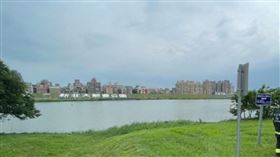 新北市微風運河今天（5日）下午出現一具浮屍漂浮在河面上，有民眾在疏洪一路一處固定廁所前，發現疑似有一名男子漂浮河面上，警消人員獲報趕抵現場後，確認男子已明顯死亡，並派員將遺體打撈上岸，據了解，死者年約30歲左右，但身分及詳細死因仍有待調查釐清。