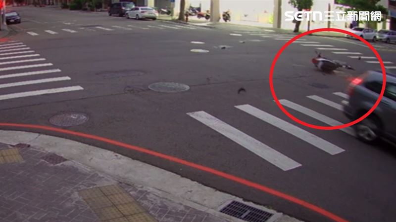台中市南屯區永春東一路、文心南三路路口，今天（2日）清晨，發生嚴重車禍女騎士送醫不治。（圖／翻攝畫面）