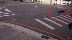 台中,台中市,南屯區,女騎士,丈夫,車禍,上班,騎車,轎車（圖／翻攝畫面）