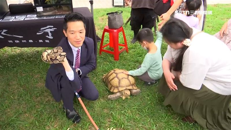 何志偉勤跑桃園！挑戰蛇、猛禽近距離接觸