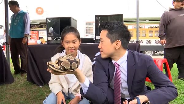 總統府副秘書長何志偉（圖右）現身桃園寵物音樂市集