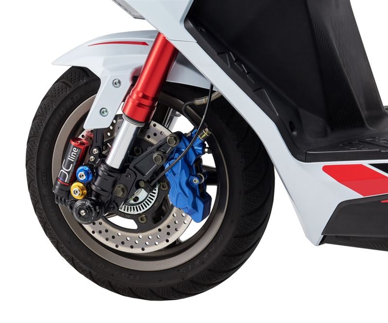 標配精品掛瓶全可調前叉與後避震。（圖／PGO提供）