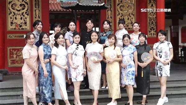 民眾體驗穿旗袍街拍