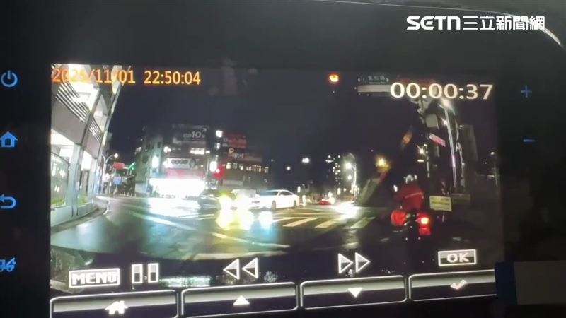 新北黃女駕駛BMW轎車左轉時，先與對向來車發生碰撞，再撞飛停等紅燈的女騎士。（圖／翻攝畫面）