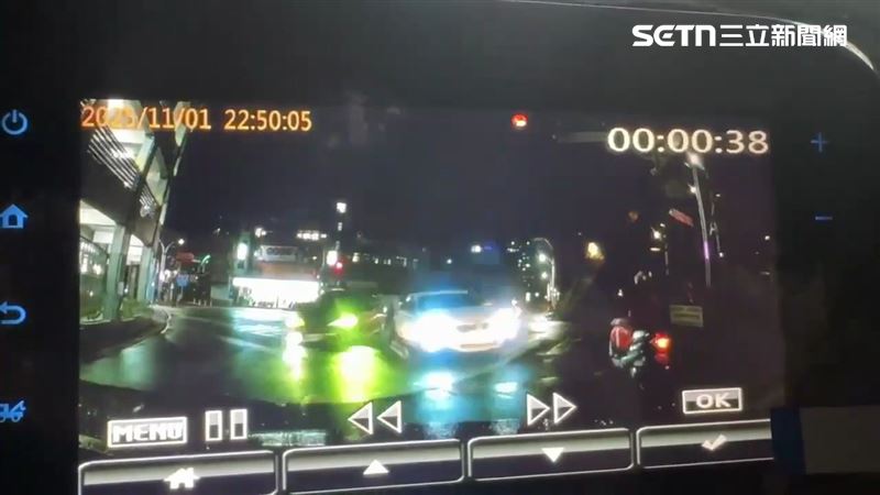 新北黃女駕駛BMW轎車左轉時，先與對向來車發生碰撞，再撞飛停等紅燈的女騎士。（圖／翻攝畫面）