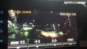 新北黃女駕駛BMW轎車左轉時，先與對向來車發生碰撞，再撞飛停等紅燈的女騎士。（圖／翻攝畫面）