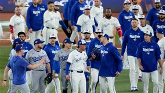 接手大谷投球卻砸人　板凳清空場面G7上演