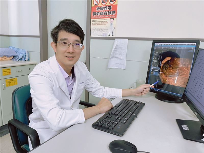 嘉基大腸直腸外科朱峻廷醫師提醒，FAP是顯性遺傳疾病，只要父母一方帶有突變基因，孩子就有50%的機率遺傳。若不治療，幾乎100％會發展成大腸癌！（圖／翻攝自嘉基臉書）