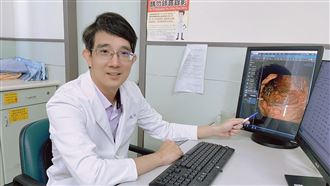 嘉基大腸直腸外科朱峻廷醫師提醒，FAP是顯性遺傳疾病，只要父母一方帶有突變基因，孩子就有50%的機率遺傳。若不治療，幾乎100％會發展成大腸癌！（圖／翻攝自嘉基臉書）

