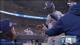 貝茲（Mookie Betts）靠著高飛犧牲打跑回道奇第2分。（圖／翻攝自MLB官網）