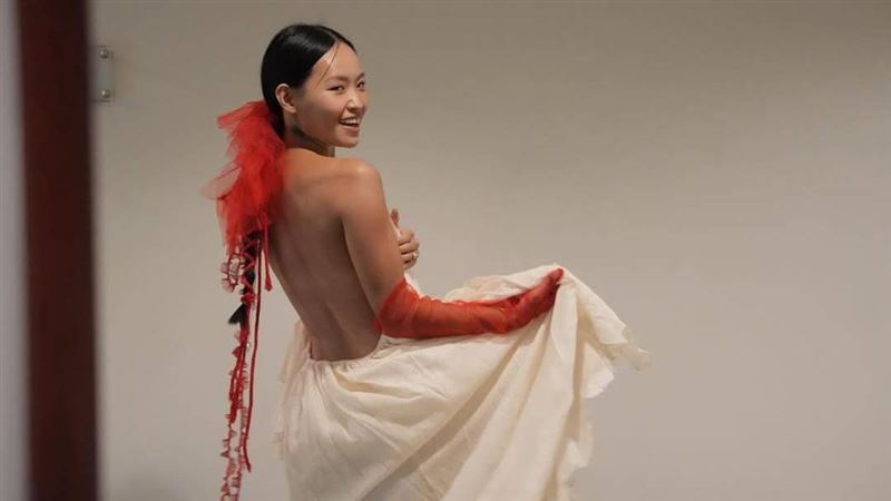 她獲獎驚恐上台認禮服被扯壞:X頭露出來