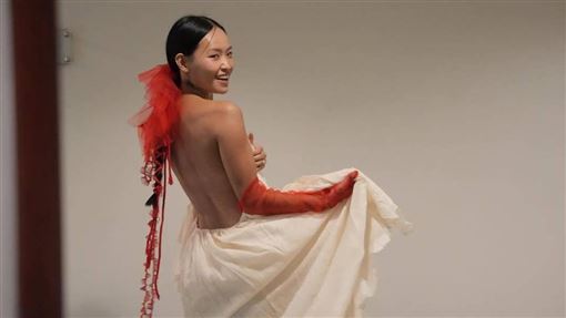 她獲獎驚恐上台認禮服被扯壞：X頭露出來