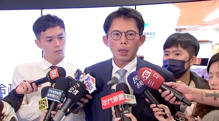 黃國昌上午出席「聯合政府的理論與實驗」論壇前受訪。（圖／翻攝畫面）