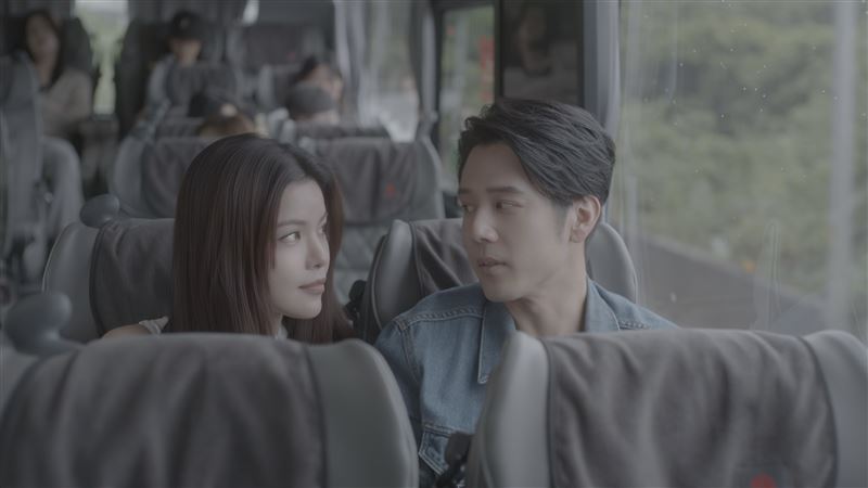 謝凱蒂（左）嘗試搭訕胡宇威。（圖／公視+提供）