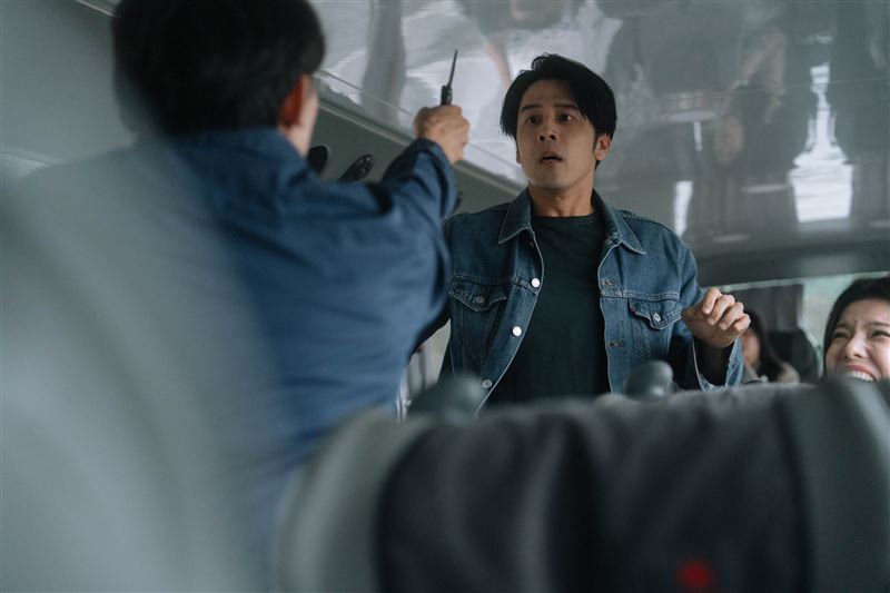 胡宇威抓到巴士色狼正在偷拍身旁女性大腿，未料對方拿刀威脅。（圖／公視+提供）