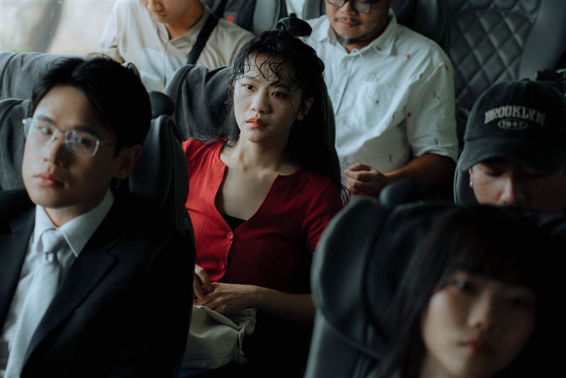 李玲葦望著前方的錢包小偷，猶豫要不要出聲喝止。（圖／公視+提供）