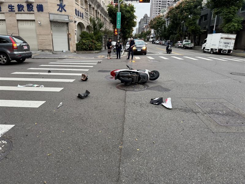 劉女遭撞後倒地不起、當場無呼吸心跳，機車零件散落一地。（圖／翻攝畫面）