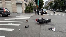 台中,台中市,南屯區,女騎士,丈夫,車禍,上班,騎車,轎車（圖／翻攝畫面）