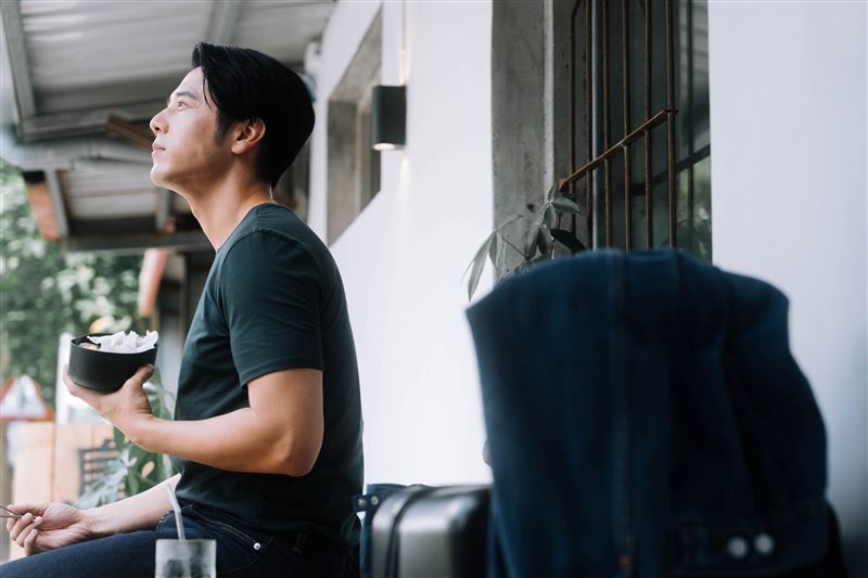 胡宇威細細品嚐自己親手做的便當。（圖／公視+提供）