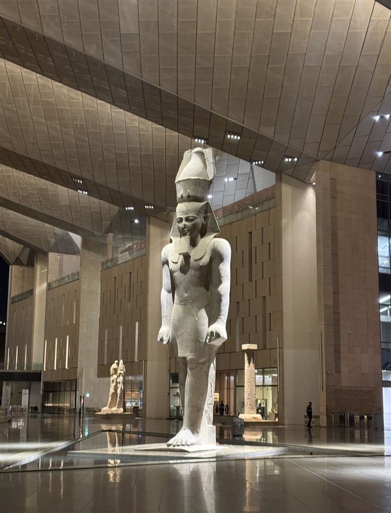 博物館門口矗立著巨大的拉美西斯大帝花崗岩雕像，祂被稱為是古埃及最強大的法老王之一。（圖／翻攝自X平台 @elerianm）
