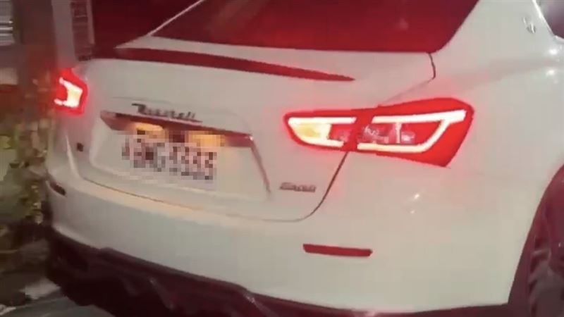 肇事的瑪莎拉蒂駕駛，逃逸無蹤，現場共波及1名女騎士3輛車輛。（圖／翻攝畫面）