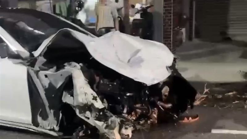 要價數百萬的「瑪莎拉蒂」，疑逆向肇事，車頭嚴重毀損。（圖／翻攝畫面）