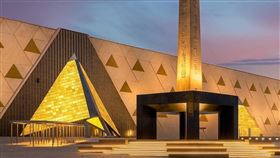 大埃及博物館歷時超過20年，終於在當地時間1日晚間，舉行盛大的開幕典禮。（圖／翻攝自X平台 @engazatmasr2020）