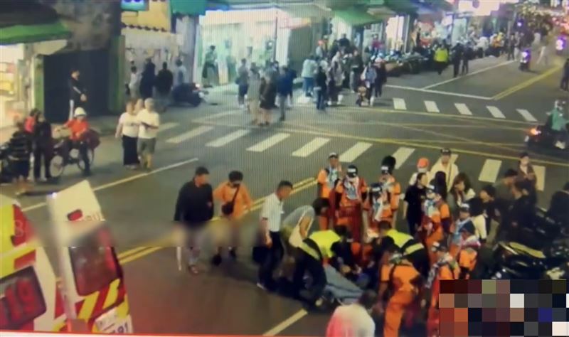 警消人員把身體不適的婦人送醫。（圖／翻攝畫面）