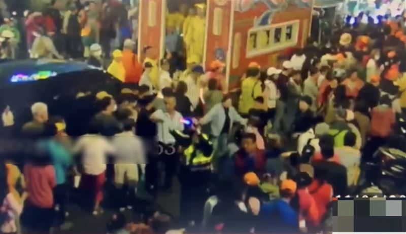 一名婦人等待鑾轎時，突然不明原因出現暈眩不適，警方獲報隨即前往疏導人群。（圖／翻攝畫面）