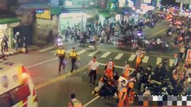 苗栗拱天宮白沙屯媽祖至新北展開為期三天的祈安賜福贊境行程，吸引數萬信眾夾道迎駕，昨天（1日）一名婦人等待鑾轎時，突然不明原因出現暈眩不適，警方獲報隨即前往疏導人群、協助送醫。