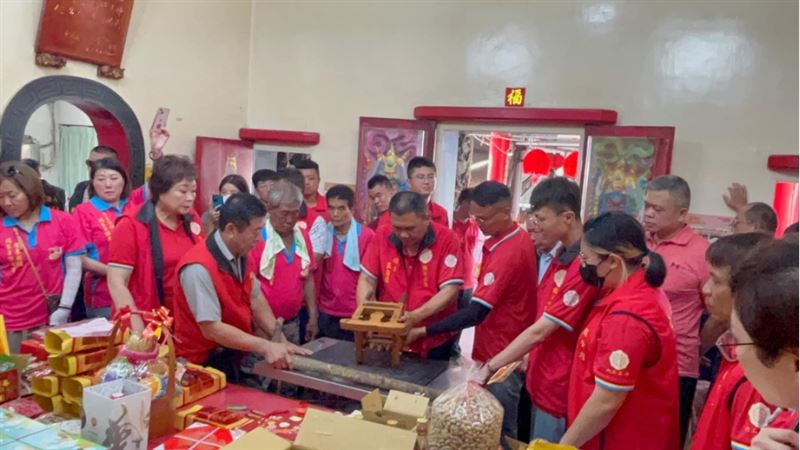 儀式畫面。(圖/翻攝自鵝鑾鼻保安宮《福德正神》粉絲專頁)