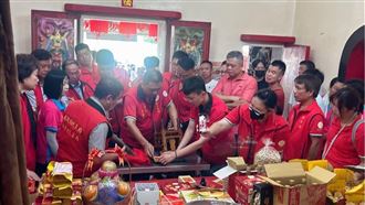 ▲龍杖與儀式畫面。（圖／翻攝自鵝鑾鼻保安宮《福德正神》粉絲專頁）