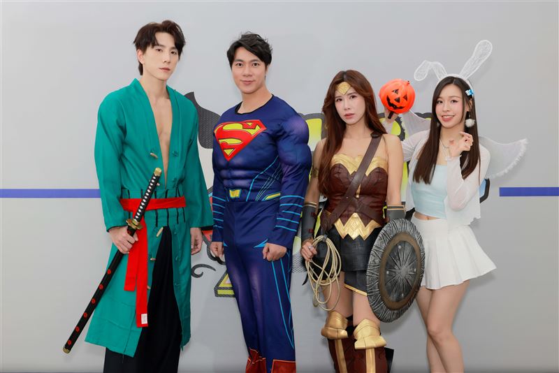 (左起)潘胤傑、古程丰、沐妍、陳怡樺聯手組成萬聖節「正義聯盟」戰隊。 (圖/小超人綜合體能俱樂部提供)
